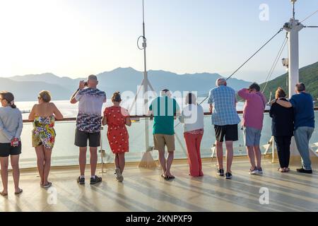 Passagiere sehen vom Deck des Marella Explorer II Kreuzfahrtschiffs am frühen Morgen, Bucht von Kotor (Boka kotorska), Kotor, Dalmatien, Montenegro Stockfoto