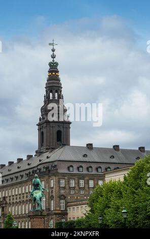 Kopenhagen, Dänemark - 23. Juli 2022: Absalon auf seinem Pferd mit grüner Bronzestatue sieht den grauen Christiansborg Palast mit seinem Turm und dem königlichen Symbo Stockfoto