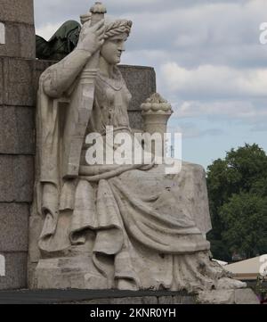 Die zwei Rostrate-Säulen von St. Petersburg (oder Rostral Columns) sind gigantische monumentale Werke, die an der Spitze der Basil Island errichtet wurden. Stockfoto