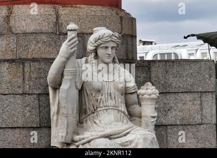 Die zwei Rostrate-Säulen von St. Petersburg (oder Rostral Columns) sind gigantische monumentale Werke, die an der Spitze der Basil Island errichtet wurden. Stockfoto