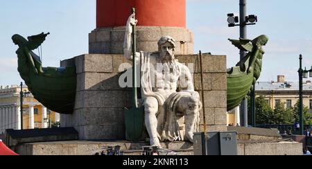 Die zwei Rostrate-Säulen von St. Petersburg (oder Rostral Columns) sind gigantische monumentale Werke, die an der Spitze der Basil Island errichtet wurden. Stockfoto