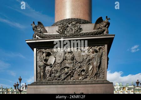 Die zwei Rostrate-Säulen von St. Petersburg (oder Rostral Columns) sind gigantische monumentale Werke, die an der Spitze der Basil Island errichtet wurden. Stockfoto