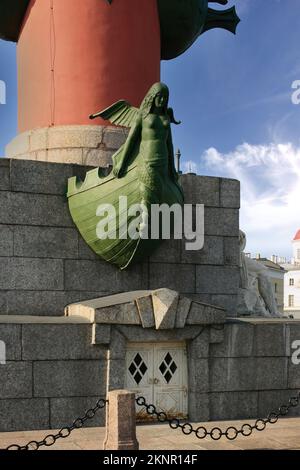 Die zwei Rostrate-Säulen von St. Petersburg (oder Rostral Columns) sind gigantische monumentale Werke, die an der Spitze der Basil Island errichtet wurden. Stockfoto