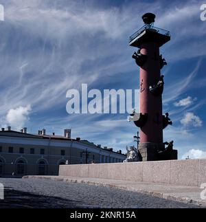 Die zwei Rostrate-Säulen von St. Petersburg (oder Rostral Columns) sind gigantische monumentale Werke, die an der Spitze der Basil Island errichtet wurden. Stockfoto