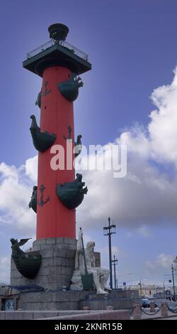 Die zwei Rostrate-Säulen von St. Petersburg (oder Rostral Columns) sind gigantische monumentale Werke, die an der Spitze der Basil Island errichtet wurden. Stockfoto