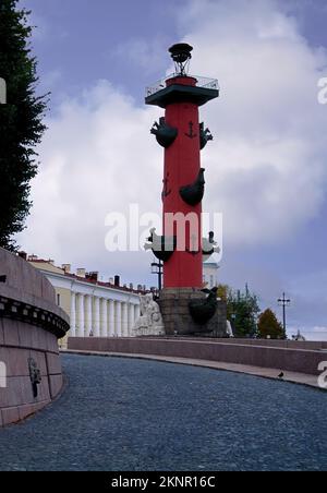 Die zwei Rostrate-Säulen von St. Petersburg (oder Rostral Columns) sind gigantische monumentale Werke, die an der Spitze der Basil Island errichtet wurden. Stockfoto