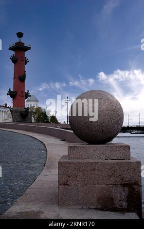 Die zwei Rostrate-Säulen von St. Petersburg (oder Rostral Columns) sind gigantische monumentale Werke, die an der Spitze der Basil Island errichtet wurden. Stockfoto