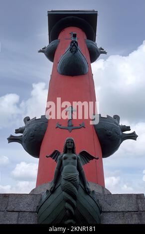 Die zwei Rostrate-Säulen von St. Petersburg (oder Rostral Columns) sind gigantische monumentale Werke, die an der Spitze der Basil Island errichtet wurden. Stockfoto