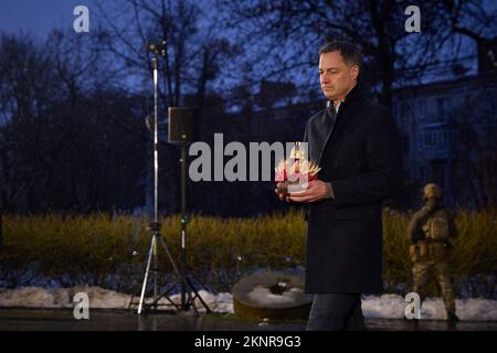 Anlässlich des 90.. Jahrestages des Holodomors von 1932-1933, Der ukrainische Präsident Volodymyr Zelensky und die First Lady Olena Zelenska nahmen zusammen mit dem Premierminister des Königreichs Belgien Alexander De Croo und dem Premierminister der Republik Litauen Ingrida Šimonytė an einer Feier zum Gedenken an die Opfer der Hungersnot in der Ukraine Teil. Stockfoto