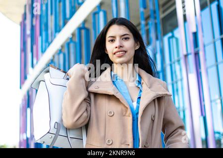 Lächelnde junge Geschäftsfrau vor dem Bürogebäude Stockfoto