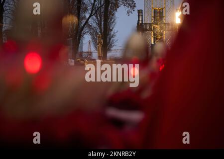 Anlässlich des 90.. Jahrestages des Holodomors von 1932-1933, Der ukrainische Präsident Volodymyr Zelensky und die First Lady Olena Zelenska nahmen zusammen mit dem Premierminister des Königreichs Belgien Alexander De Croo und dem Premierminister der Republik Litauen Ingrida Šimonytė an einer Feier zum Gedenken an die Opfer der Hungersnot in der Ukraine Teil. Stockfoto