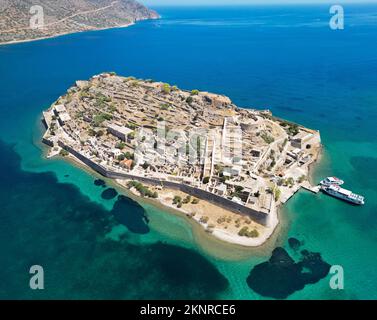 Ein Luftblick auf die Festung auf der Insel Spinalonga mit ruhigem Meer Stockfoto