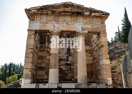 Die Athener Schatzkammer in Delphi, erbaut von den Athenern für die Geschenke und Opfer ihrer Stadt und ihrer Bewohner für das Heiligtum von Apollo. Stockfoto