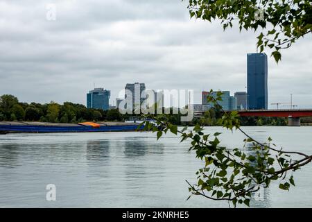 Panorama der Wolkenkratzer über der Donau in Wien Stockfoto