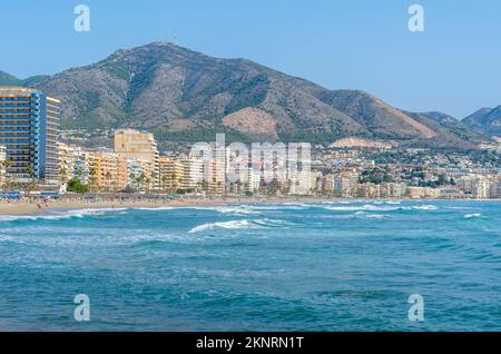 FUENGIROLA, SPANIEN - 13. OKTOBER 2021: Blick auf den Strand von Fuengirola, Stadt an der Costa del Sol, Andalusien, Südspanien Stockfoto