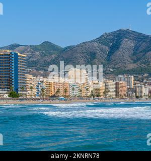 FUENGIROLA, SPANIEN - 13. OKTOBER 2021: Blick auf den Strand von Fuengirola, Stadt an der Costa del Sol, Andalusien, Südspanien Stockfoto