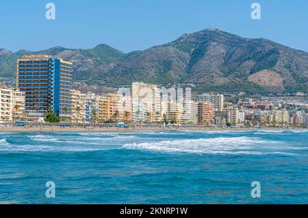 FUENGIROLA, SPANIEN - 13. OKTOBER 2021: Blick auf den Strand von Fuengirola, Stadt an der Costa del Sol, Andalusien, Südspanien Stockfoto