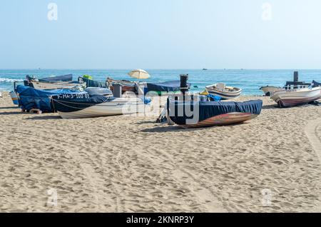 FUENGIROLA, SPANIEN - 13. OKTOBER 2021: Blick auf den Strand von Fuengirola, Stadt an der Costa del Sol, Andalusien, Südspanien Stockfoto