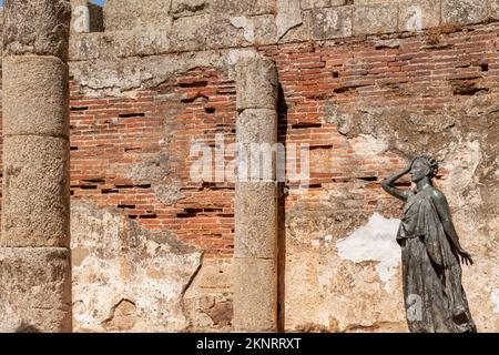 Bronzestatue der Schauspielerin Margarita Xirgu zwischen Säulen und Mauern des majestätischen römischen Theaters Merida in Badajoz, Spanien Stockfoto