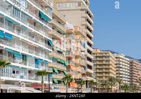 FUENGIROLA, SPANIEN - 13. OKTOBER 2021: Gebäude mit Blick auf den Strand am Meer in Fuengirola, Andalusien, Südspanien Stockfoto