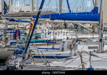 Blick auf Yachten im Hafen von Fuengirola an der Costa del Sol, Andalusien, Südspanien Stockfoto