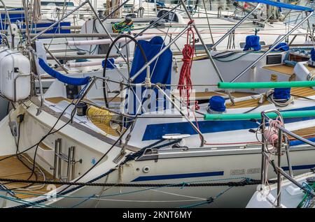 Blick auf Yachten im Hafen von Fuengirola an der Costa del Sol, Andalusien, Südspanien Stockfoto