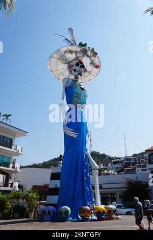 Puerto Vallarta, Mexiko - 9. November 2022 - der hohe blaue Schrein für den Tag der Toten Stockfoto