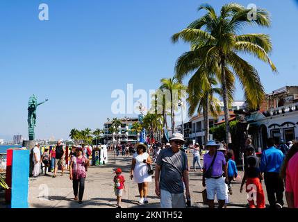 Puerto Vallarta, Mexiko - 9. November 2022 - der Blick auf die Straße am Strand voller Touristen Stockfoto