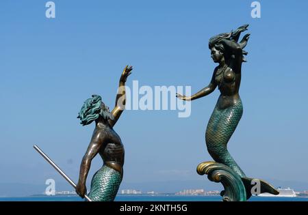 Puerto Vallarta, Mexiko - 9. November 2022 - die beliebte Statue der Triton- und Nereida-Meerjungfrau am Strand Stockfoto