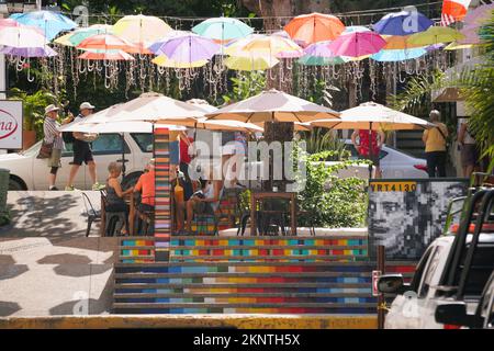 Puerto Vallarta, Mexiko - 9. November 2022 - die farbenfrohen Stufen und Straßen mit Sonnenschirmen Stockfoto