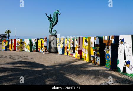 Puerto Vallarta, Mexiko - 9. November 2022 - die Seitenansicht des bunten und beliebten Stadtzeichens bei Touristen Stockfoto