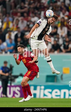 Katar. Al-Khor, Katar. 27.. November 2022. (L-R) Spaniens JORDI ALBA kämpft während des FIFA-Weltmeisterschafts-2022 E-Spiels zwischen Spanien und Deutschland im Al Bayt Stadion gegen NICLAS FULLKRUG von Deutschland. (Kreditbild: © Florencia Tan Jun/PX Imagens via ZUMA Press Wire) Kredit: ZUMA Press, Inc./Alamy Live News Stockfoto