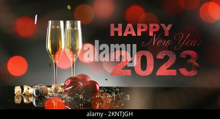 Silvester-Banner mit Gläsern Champagner und Einrichtung auf dunklem Hintergrund Stockfoto