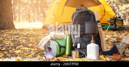 Survival-Kit für Touristen und Camping-Zelt im Herbstwald Stockfoto