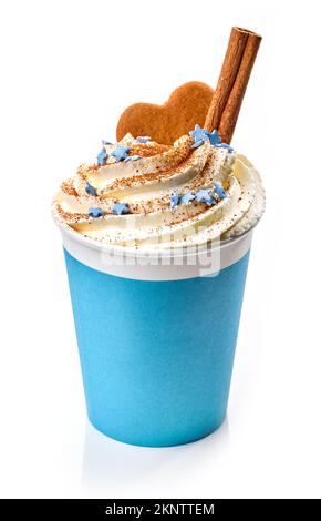 weihnachtlicher Latte mit Schlagsahne und Lebkuchen in Tassen zum Mitnehmen isoliert auf weißem Hintergrund Stockfoto