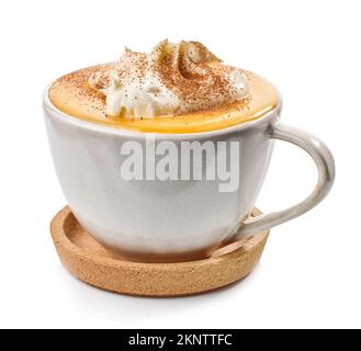tasse hausgemachter Kürbiskaffee mit Schlagsahne und Zimt isoliert auf weißem Hintergrund Stockfoto