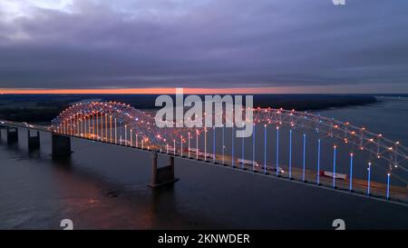 Hernando do Soto Bridge in Memphis zwischen Arkansas und Tennessee bei Nacht - MEMPHIS, USA - 07. NOVEMBER 2022 Stockfoto