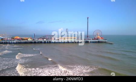 Galveston Island Historic Pleasure Pier an einem sonnigen Tag - GALVESTON, USA - 31. OKTOBER 2022 Stockfoto