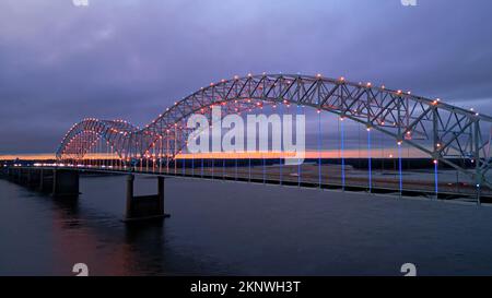 Hernando do Soto Bridge in Memphis zwischen Arkansas und Tennessee bei Nacht - MEMPHIS, USA - 07. NOVEMBER 2022 Stockfoto