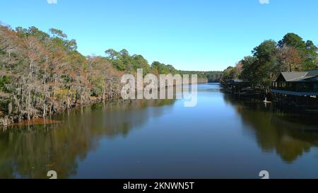 Niedriger Flug über den Big Cypress Bayou River in Texas Stockfoto