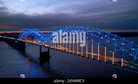 Hernando do Soto Bridge in Memphis zwischen Arkansas und Tennessee bei Nacht Stockfoto