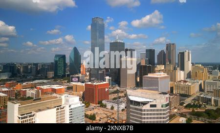 Skyline von Dallas Texas von oben - DALLAS, USA - 09. NOVEMBER 2022 Stockfoto