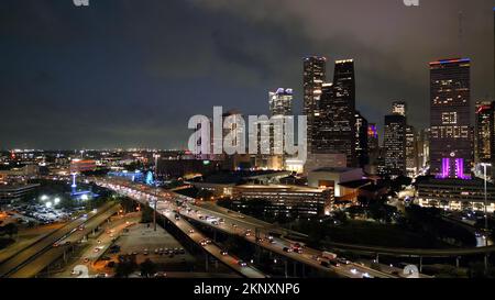 Skyline von Houston Texas bei Nacht - HOUSTON, USA - 30. OKTOBER 2022 Stockfoto