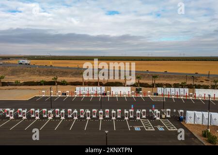 Größte Tesla Supercharger Station der Welt über 100 Ladestände Stockfoto