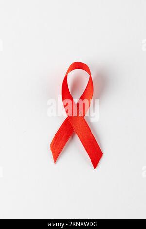 Vertikale Zusammensetzung des roten Bandes für hiv oder zur Sensibilisierung, auf weißem Hintergrund mit Kopierbereich Stockfoto