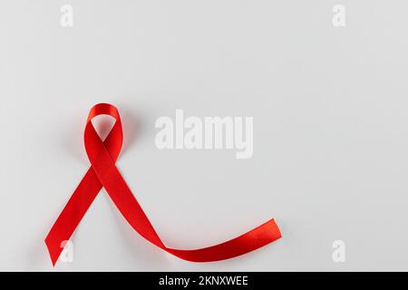 Zusammensetzung des roten Bandes für hiv oder Sensibilisierungshilfen, auf weißem Hintergrund mit Kopierbereich Stockfoto