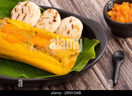 Traditionelle kolumbianische Tamales - eingewickelt in grüne Bananenblätter Stockfoto