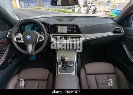 Das Innere eines BMW 320i 2021 in dunkelbraunem Leder und Tetragon-Aluminium Stockfoto