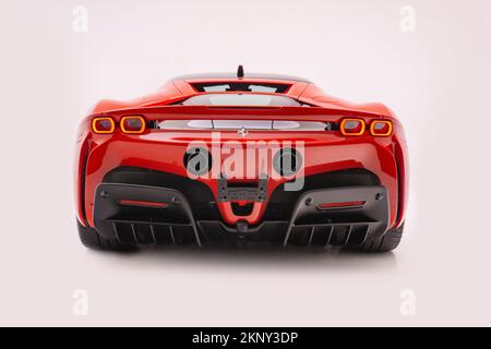 Das hintere Ende eines roten Ferrari SF90 Stradale in einem Studio, auf weißem Hintergrund Stockfoto