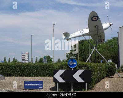 Nachbildung der Supermarine Spitfire K5054 am Southampton Airport, Hampshire, England. Stockfoto